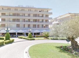 阿迪亚提克酒店，位于比比翁Bibione Spiaggia的酒店