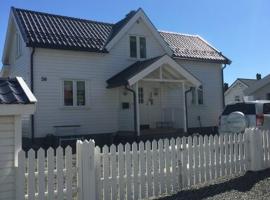 Koselig hus nært havet i Lofoten, Kabelvåg，位于卡伯尔沃格的别墅