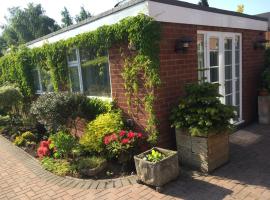 Cannock Chase Guest House Self Catering incl all home amenities & private entrance，位于坎诺克M6 收费公路诺顿凯恩斯服务站附近的酒店