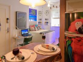 Reformad&iacute;ssimo na quadra praia de Copacabana Posto 6 na melhor localiza&ccedil;&atilde;o do Rio - WiFi 500Mb，位于里约热内卢的酒店