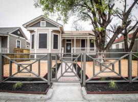 Wyoming St Restored Historic 2BR/1BA Downtown，位于圣安东尼奥的酒店