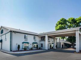 Quality Inn & Suites Des Moines - Merle Hay Road，位于Urbandale的酒店