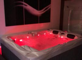 SPABYELLEETLUI spa rouge ou bleu，位于穆斯克龙的酒店