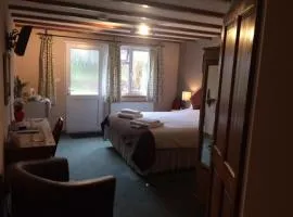 Crown House & Lodges B&B