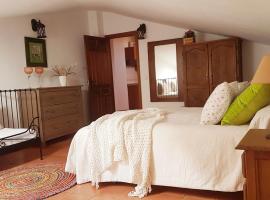 APARTAMENTO 1 CASA RURAL EL SAUCE. A 2,5 KM DE CUENCA CAPITAL，位于Nohales的乡间豪华旅馆