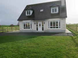 INGLEWOOD - Ballina - Crossmolina - County Mayo - Sleeps 8 - Sister property to Thistledown，位于梅奥的酒店