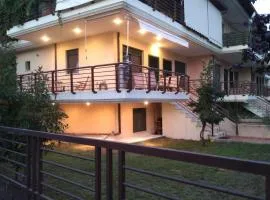 Garden maisonnette 2-bedrooms sleeps 6 adults 200m from sandy beach