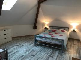 Le gîte du Canal des Ardennes，位于Le Chesne的酒店