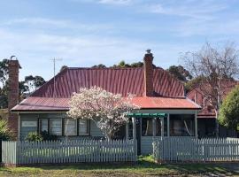 Kerrellie Cottages 2, 4 & 8 Reid Street，位于斯特拉恩的酒店