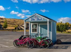 Bear Country Cabin #2，位于Saint Charles的酒店