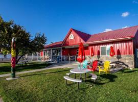 Bear Country Cabin #4，位于Saint Charles的酒店