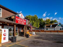 Bear Country Cabin #10，位于Saint Charles的酒店