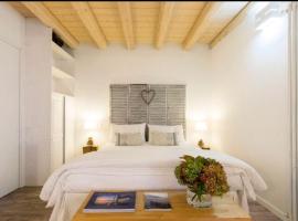 A Casa di Ale Lago Maggiore Private outdoor sauna，位于安杰拉的酒店