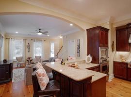Beautiful 3Bed Townhome in Historic Downtown Savannah，位于萨凡纳的别墅