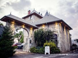 柴勒斯伯爵城堡酒店，位于沙勒莱索Les tours de chignin附近的酒店