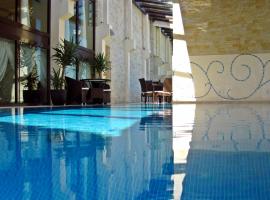 法科尔酒店，位于可罗日采的带按摩浴缸的酒店