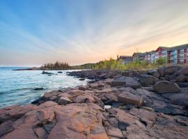 Cove Point Lodge，位于Beaver Bay的度假村