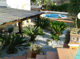 B&B Villa La Cicas，位于阿纳卡普里的带泳池的酒店