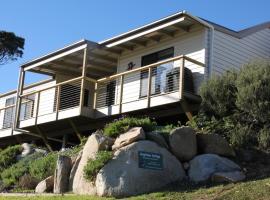 KINGFISHER COTTAGE Beachfront at the Binalong Bay，位于比那隆湾的海滩酒店