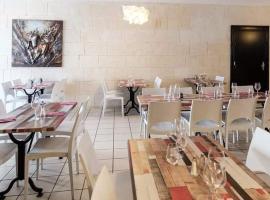 LE CHEVAL BLANC，位于Uchaud的酒店
