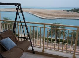 marina two apartment 201 with direct sea view，位于阿卜杜勒国王经济城的公寓式酒店