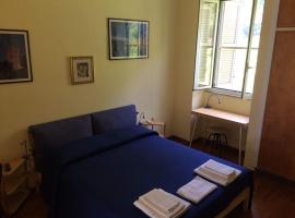 Queen bedroom，位于泰拉奇纳朱庇特神庙附近的酒店