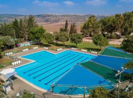 Holiday Village Kibbutz Mizra，位于Mizra‘的酒店