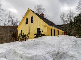 Mt. Ellen's Backyard Bungalow，位于Moretown的度假屋