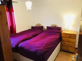 Twin or Single Private Room Near Brookes University, Oxford Hospitals and EF Language College, Headington Oxford B