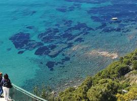 Appartamento panoramico Parco dei Ciliegi Mezzatorre San Mauro Cilento Acciaroli，位于阿西亚罗利的酒店