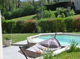 Maison avec piscine 8 couchages entre Annecy et Aix les bains，位于吕米伊的带停车场的酒店