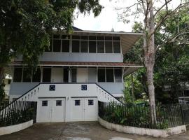 Casa completa en Gamboa, Canal de Panamá，位于甘博阿的酒店