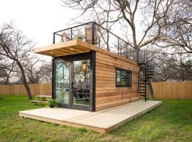 Tiny CargoHome near Magnolia Silos Baylor，位于韦科的酒店