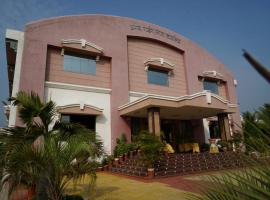 Pranav Lodging，位于Nārāyangaon的酒店