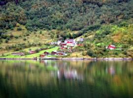 Solhaug Fjordcamping，位于盖郎厄尔峡湾的山林小屋