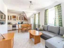 3-Bedroom Apartment Plac Neptuna by Noclegi Renters