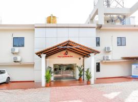 Treebo Comforts Inn, University Road Deralakatte，位于门格洛尔的酒店