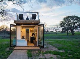 Stillwater House Elegant tiny container home Near Magnolia，位于韦科的酒店