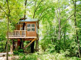 The Cottage Treehouses，位于赫曼的酒店