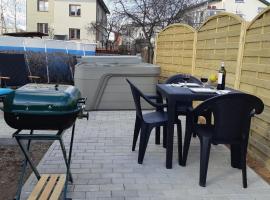 Apartments with outdoor SPA jacuzzi and sauna，位于维尔纽斯的带热水浴缸的酒店