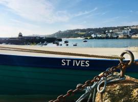 Waves End, St Ives, Hot tub and Parking，位于圣艾夫斯的酒店