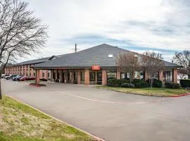 Econo Lodge Inn & Suites