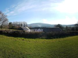 Bleantis Mountain Cottage in the Comeragh Mountains，位于邓加文的酒店
