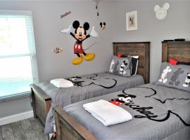 Mickeys Landing - Luxurious 4BR with 2 Master Suites, Privacy Fenced Pool & Hot Tub BBQ Game RM 2 miles to Disney!，位于奥兰多的酒店