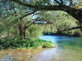 SMARAGD RIVER near Rastoke & Plitvice Lakes，位于斯诺基的酒店