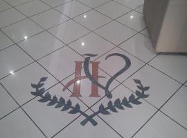 华伦天奴酒店，位于索拉的酒店