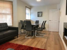 4 bed Duplex Apartment, Belfast，位于贝尔法斯特温莎公园足球场附近的酒店