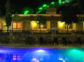 阿尔方布拉玛吉卡坎普里约旅游酒店，位于门多萨的酒店