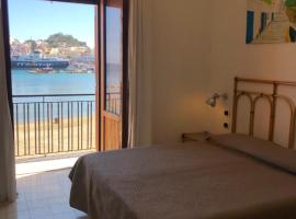 VisitPonza - Le Stanze Sulla Spiaggia，位于蓬扎的民宿