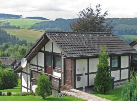 Holiday home in Mielinghausen near the ski area，位于Reiste的带停车场的酒店